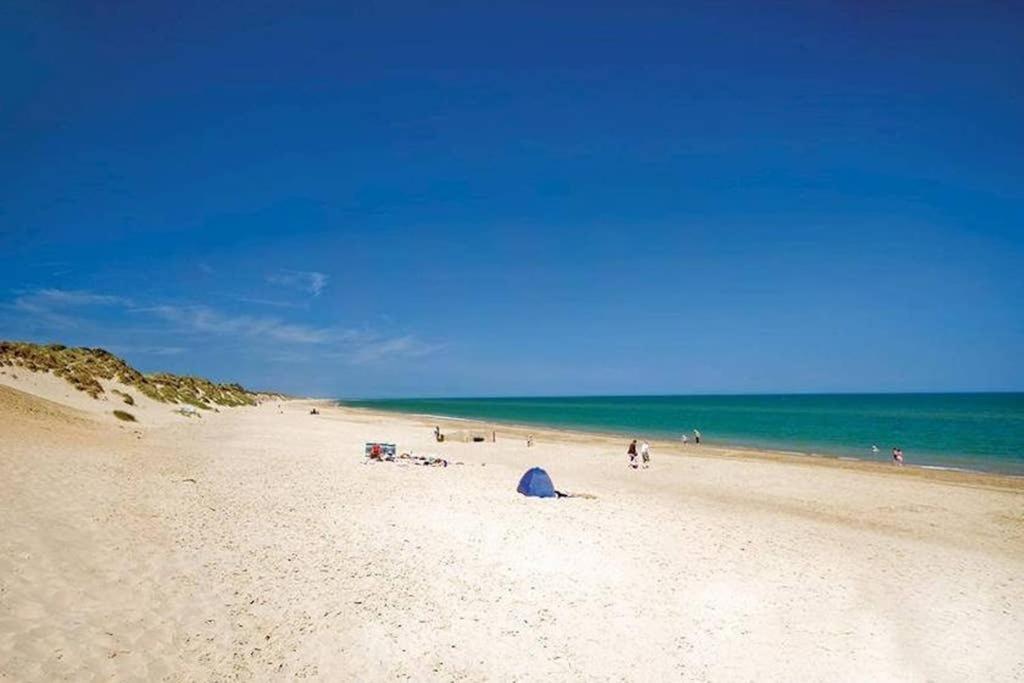 Amazing With Pool, Clubhouse, Arcade, Bar, Cafe And Entertainment Onsite Chalet *